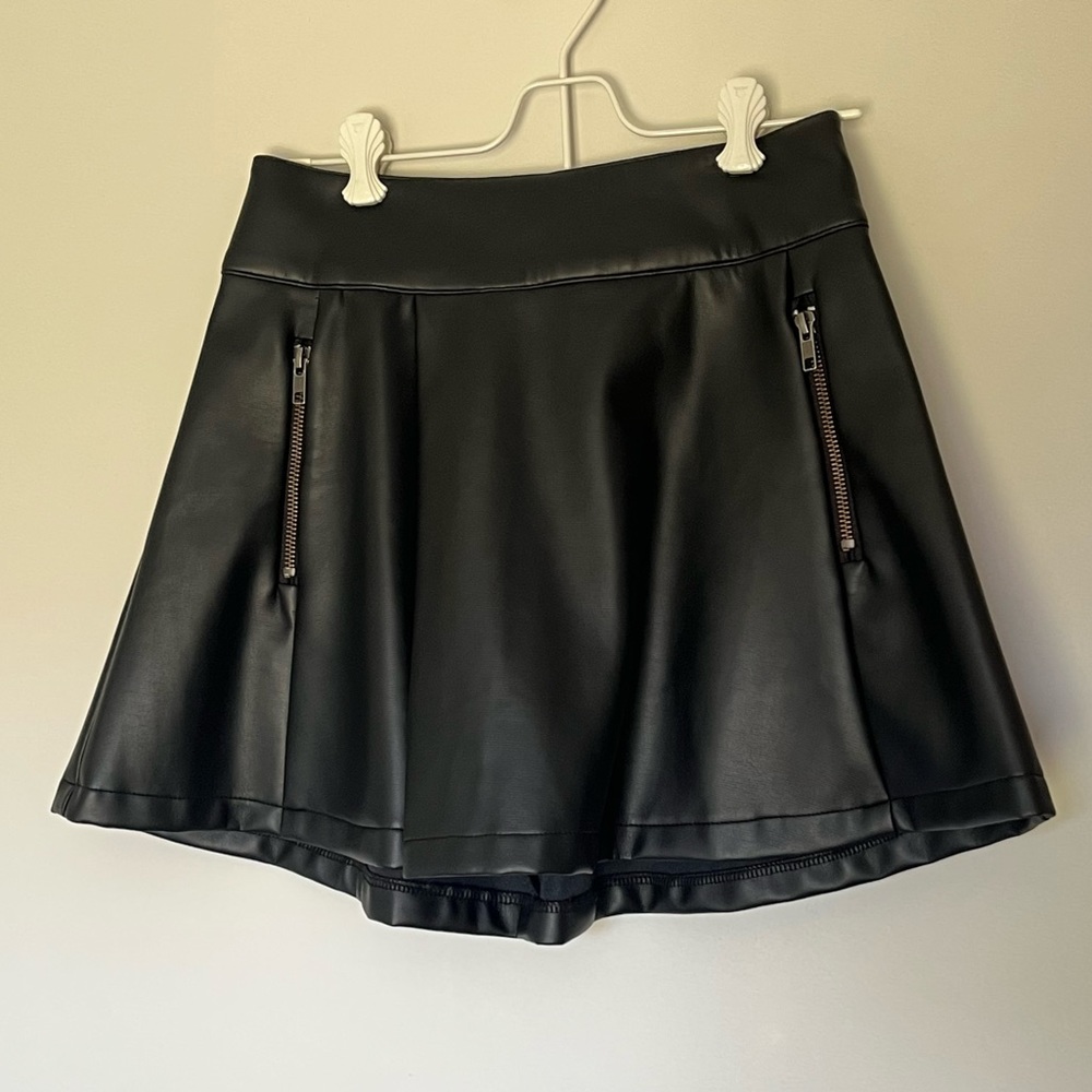 Nasty Gal - Black Faux Leather Skater Skirt with Zipper Pockets - S